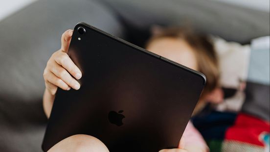 Steeds meer kinderen zijn bijziend: 'Ik zie vaak genoeg kinderen al in de buggy met een telefoon'