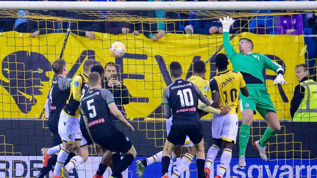FC Groningen-doelman Sergio Padt is volstrekt kansloos op een harde kopbal van Tim Matavz: 3-0