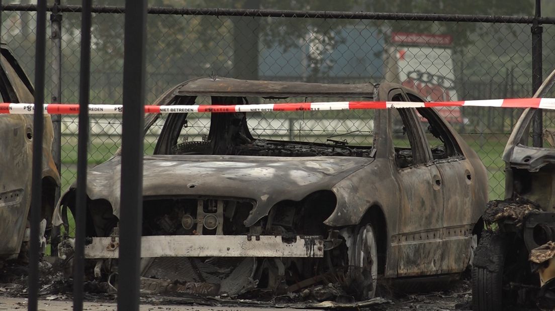Een uitgebrande auto in Brakel.
