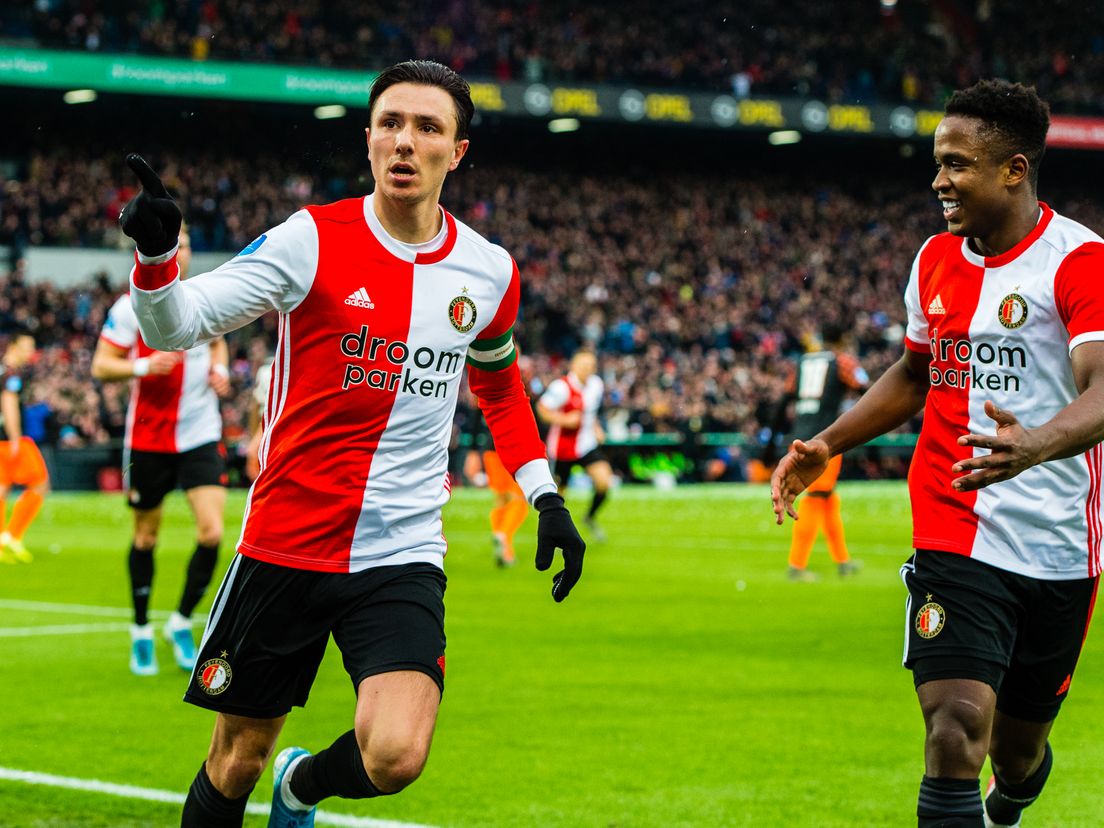 Luis Sinisterra viert een doelpunt met Steven Berghuis