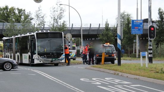 112 nieuws: Gewonden bij aanrijding scholierenbus in Zwolle | Hennepkwekerij in bedrijfspand Enschede geruimd.