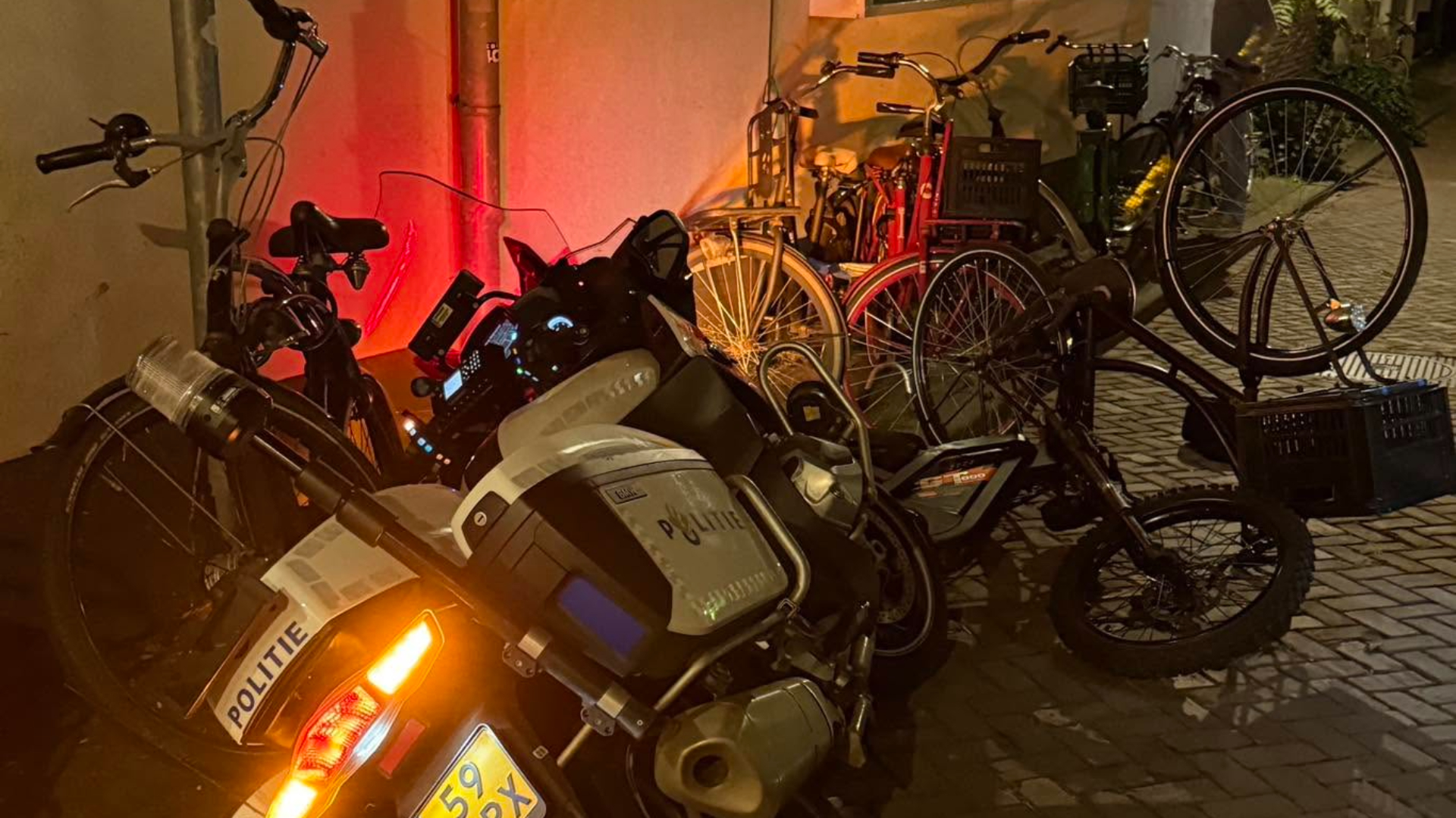De politie waarschuwt jongeren die met opgevoerde fatbikes door het centrum rijden.