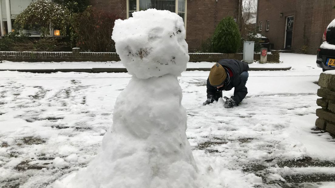 Ook in Bunnik wordt druk gebouwd aan de eerste sneeuwpop van de winter