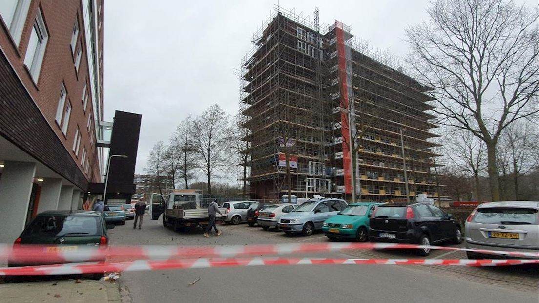 Aan de Jan Tooropstraat in Hengelo lieten delen van een steiger los