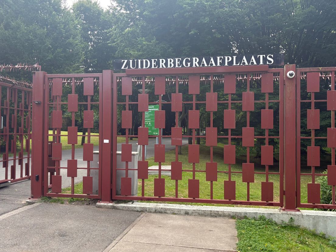 Het is stil en vredig op de Zuiderbegraafplaats.