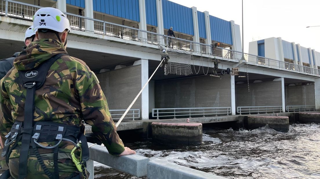 Na 24 uur zonder slaap moeten de militairen hier omhoog