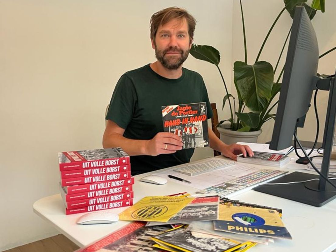 Erik van den Berg aan zijn werktafel.