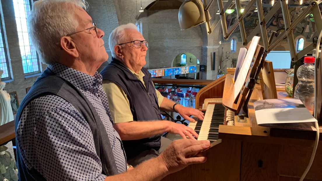 Tonnie van Dixhoorn bespeelt het orgel in Philippine