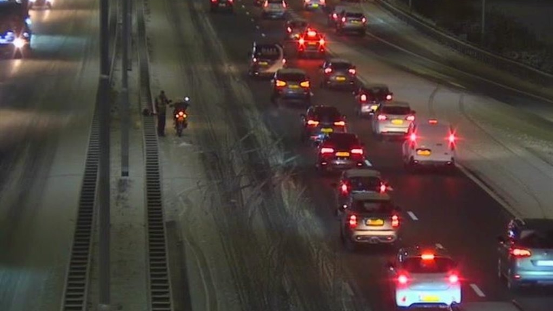Op de A20 was een file vanwege een motorrijder die langs de kant stond.