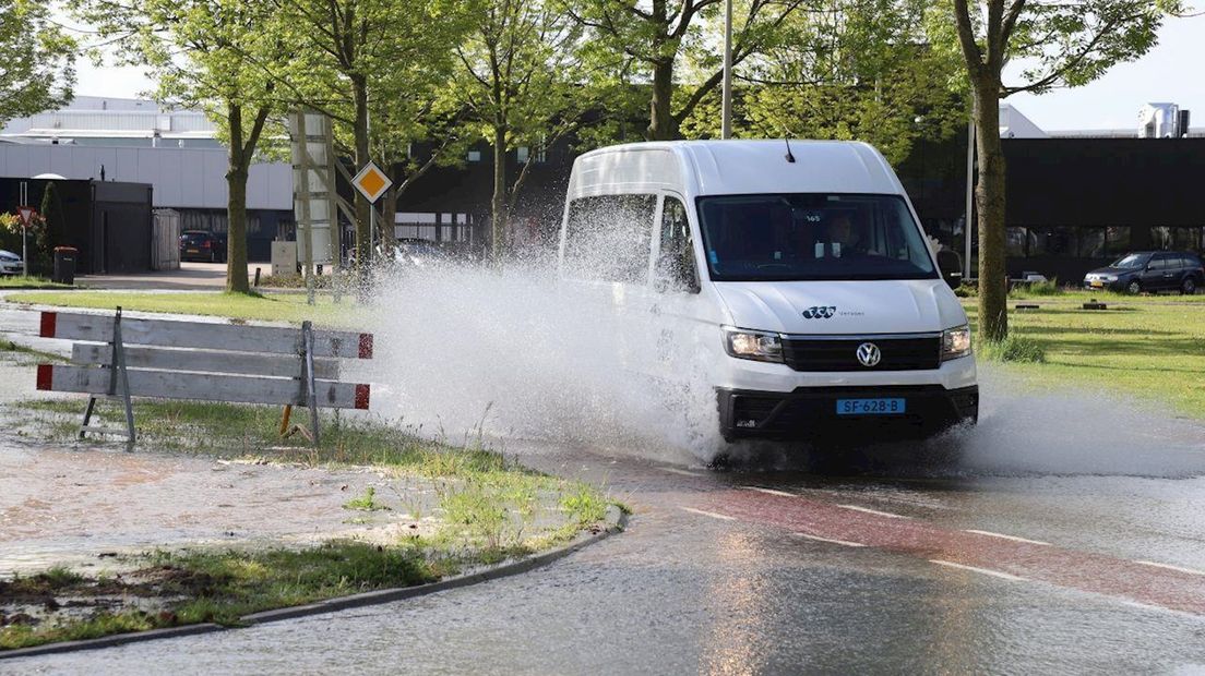 Het water stroomde de weg op