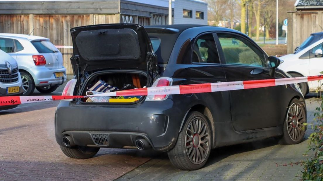 De klemgereden auto in Enschede.