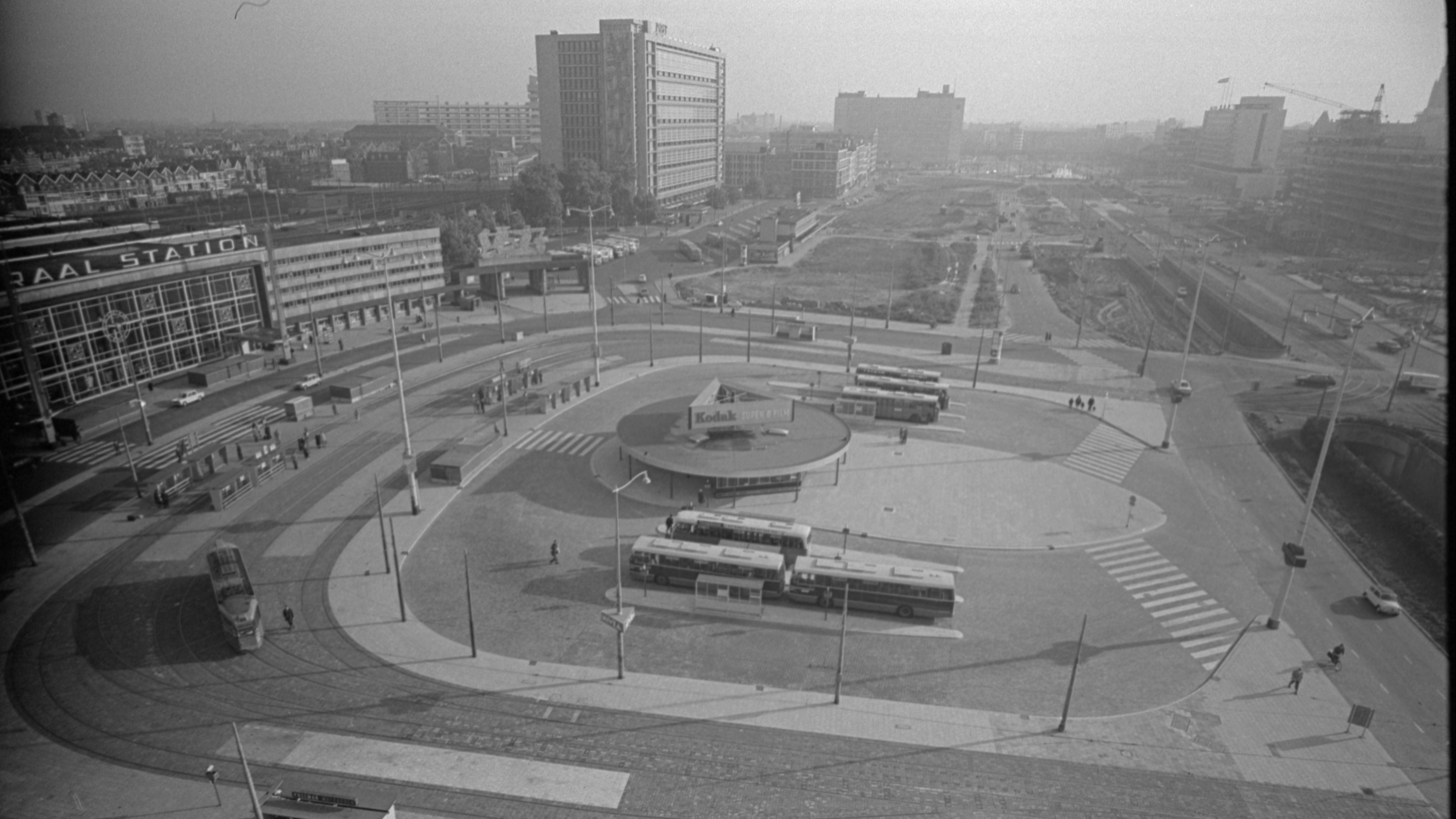 Eén van de grote uitdagingen was het ontvlechten van het voetgangers-, auto- en tramverkeer en de toegankelijkheid naar de Westersingel verbeteren (Foto uit 1967)