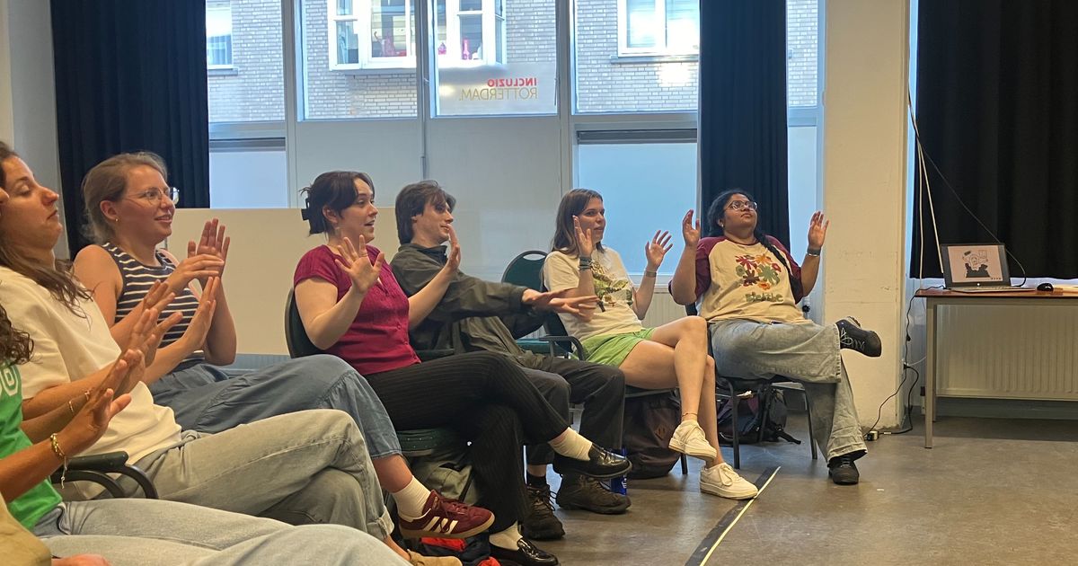 Overcoming shame in sign language course: 'You naturally dare to stick your tongue out'