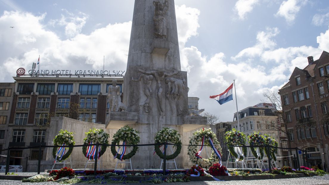 Het nationaal monument in Amsterdam tijdens Dodenherdenking