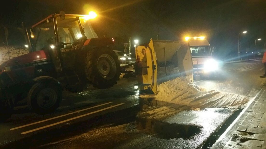 Strooizout als berg strooigoed op de Kerkstraat in Glanerbrug