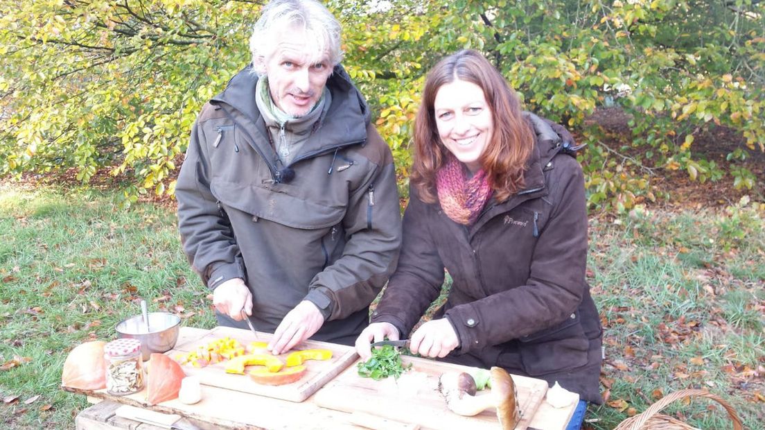 Natuurkok Tim Horneman en wildplukster Leah Groeneweg bereiden de soep (Rechten: RTV Drenthe)