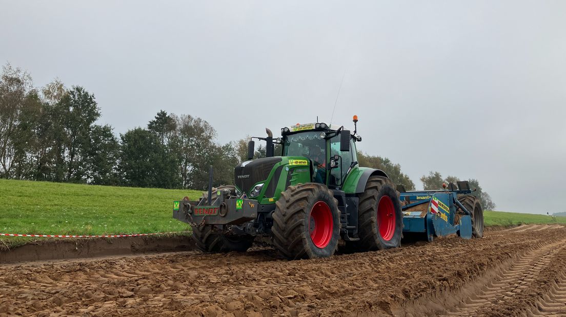 Met een spitfrees wordt de bodem tot 1,30 meter diep omgewoeld