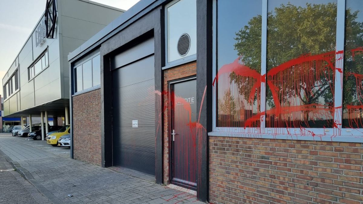 Parkeeroorlog in Oud-Charlois: gevels volgekalkt met rode verf