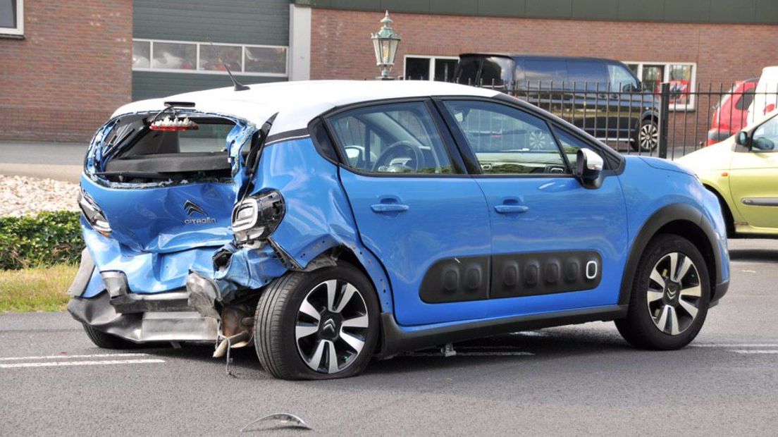 Vier auto's betrokken bij een ongeluk op de Hoogeveenscheweg (Rechten: De Vries Media)