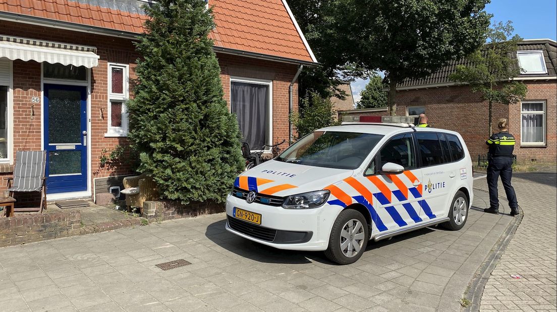 Agenten houden toezicht bij de woning in Deventer.
