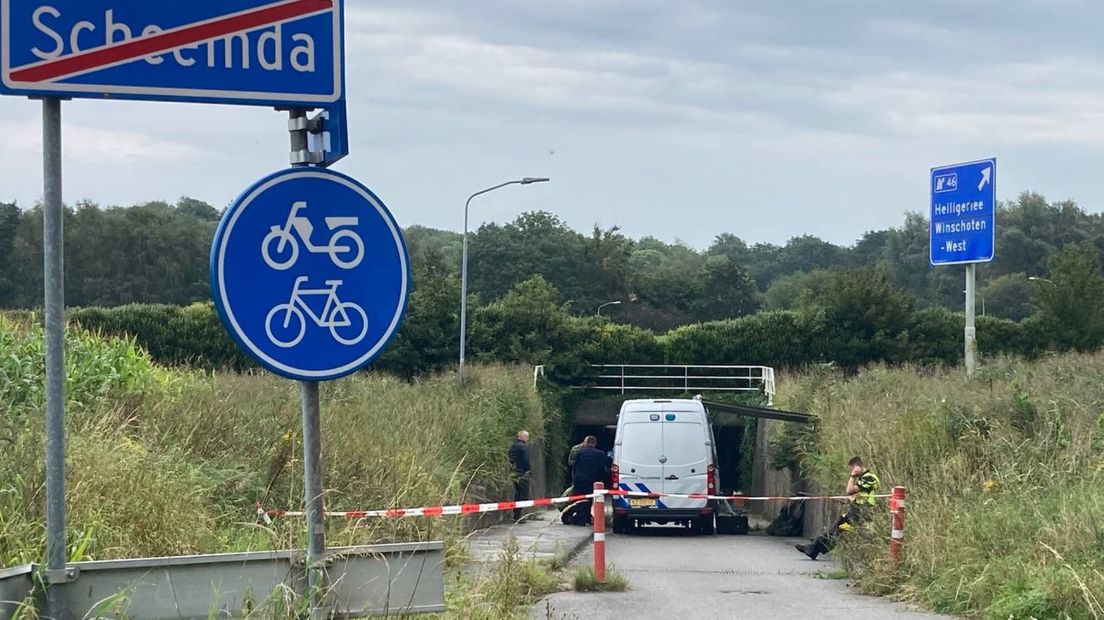 De EOD bij het viaduct aan de Bosweg, net buiten Scheemda