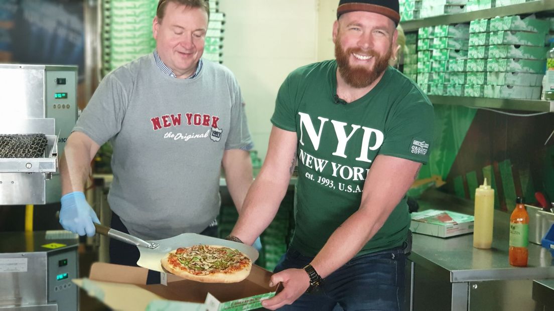 Horecaondernemers Peter Tamse en Joël Schonewille bezorgen samen met andere concullega's gratis pizza's