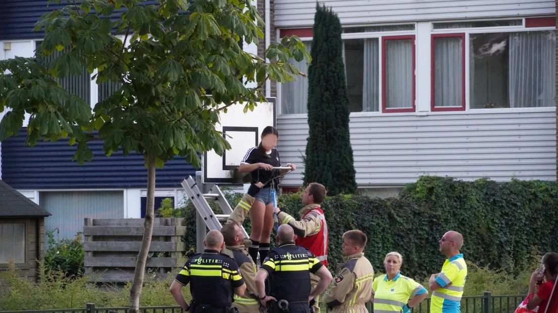 Brandweerlieden moesten het meisje los knippen (Rechten: Van Oost Media)