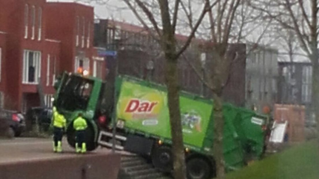 Een vuilniswagen van afvalbedrijf Dar is dinsdagmiddag in Nijmegen in de problemen gekomen.