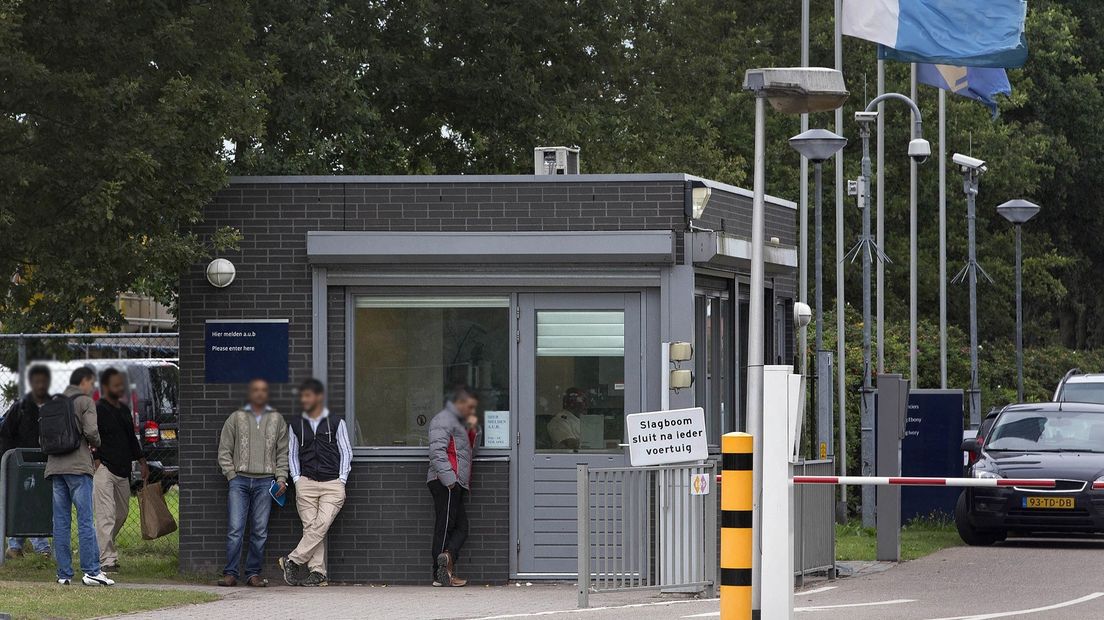 Vluchtelingen bij het aanmeldcentrum in Ter Apel