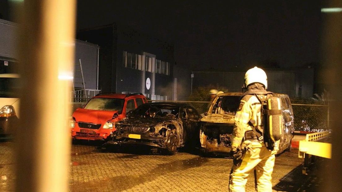 Auto in vlammen opgegaan bij bergingsbedrijf in Zwolle