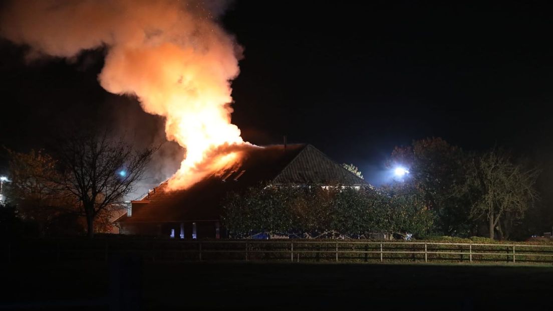 In Heelweg (gemeente Oude IJsselstreek) zijn maandagavond twee aanhoudingen verricht bij een grote brand in een werkplaats en woonboerderij. Een van de opgepakte mensen is de bewoner van de boerderij, zegt brandweerwoordvoerder Frank Lutke Schipholt. De werkplaats en boerderij kunnen als verloren worden beschouwd.