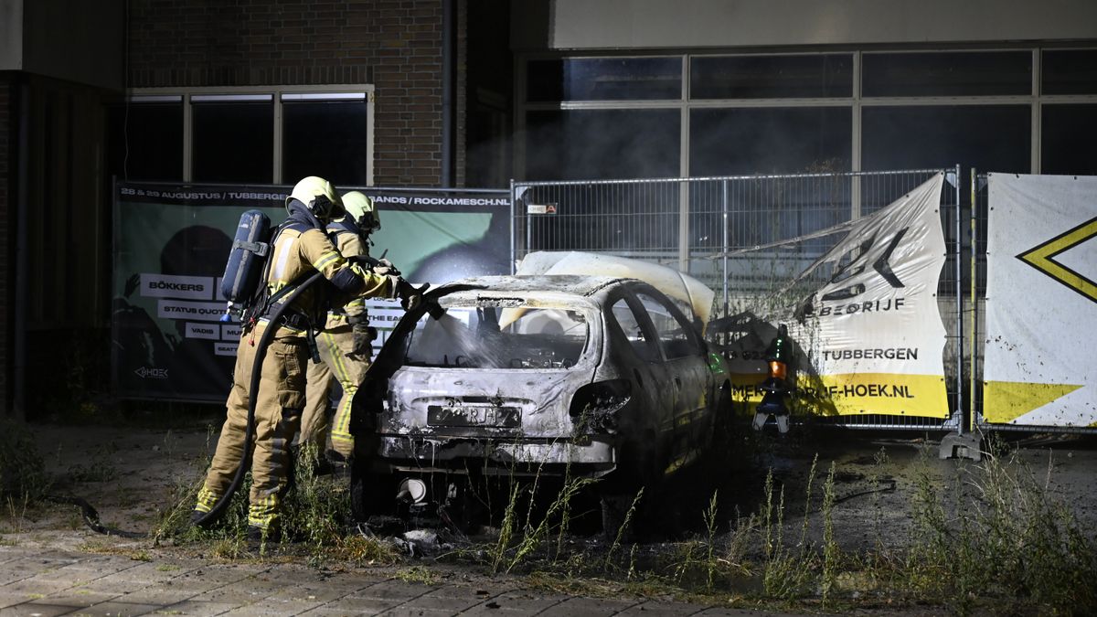Auto volledig uitgebrand in Harbrinkhoek