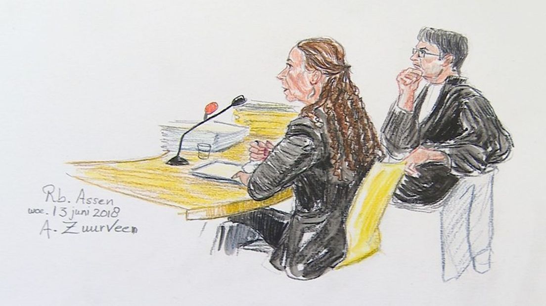 Heleen J. met haar advocaat in de rechtbank in Assen (Rechten: Annet Zuurveen)