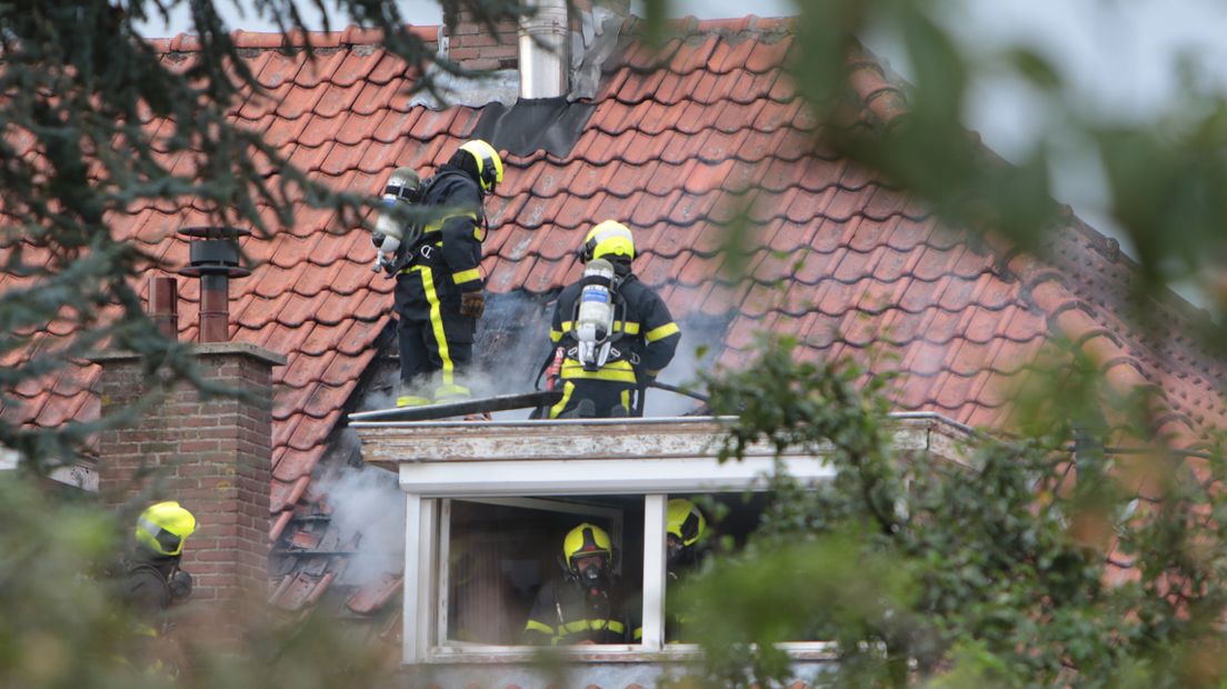 De brandweer moest dakpannen weghalen om de brand te kunnen blussen
