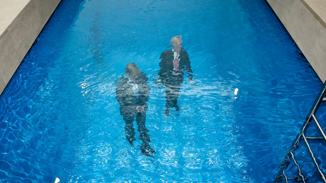 Koning Willem-Alexander (L) en kunstverzamelaar Joop van Caldenborgh tijdens een rondleiding in Museum Voorlinden. 