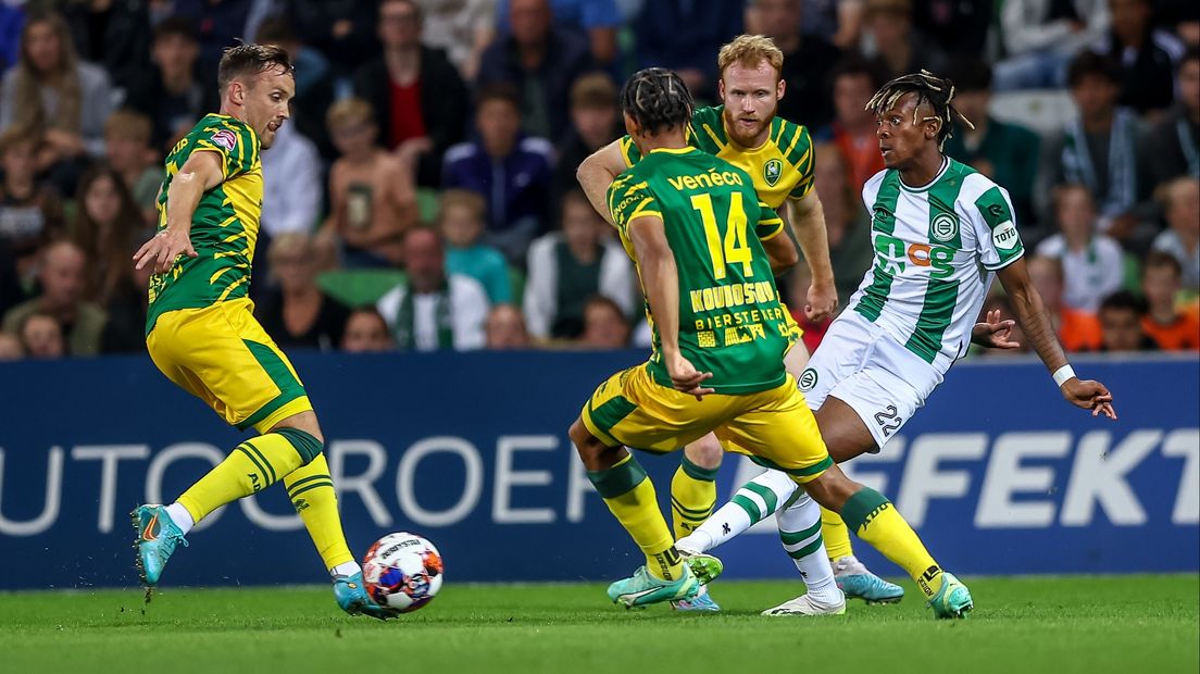 Noam Emeran in duel met drie ADO-spelers