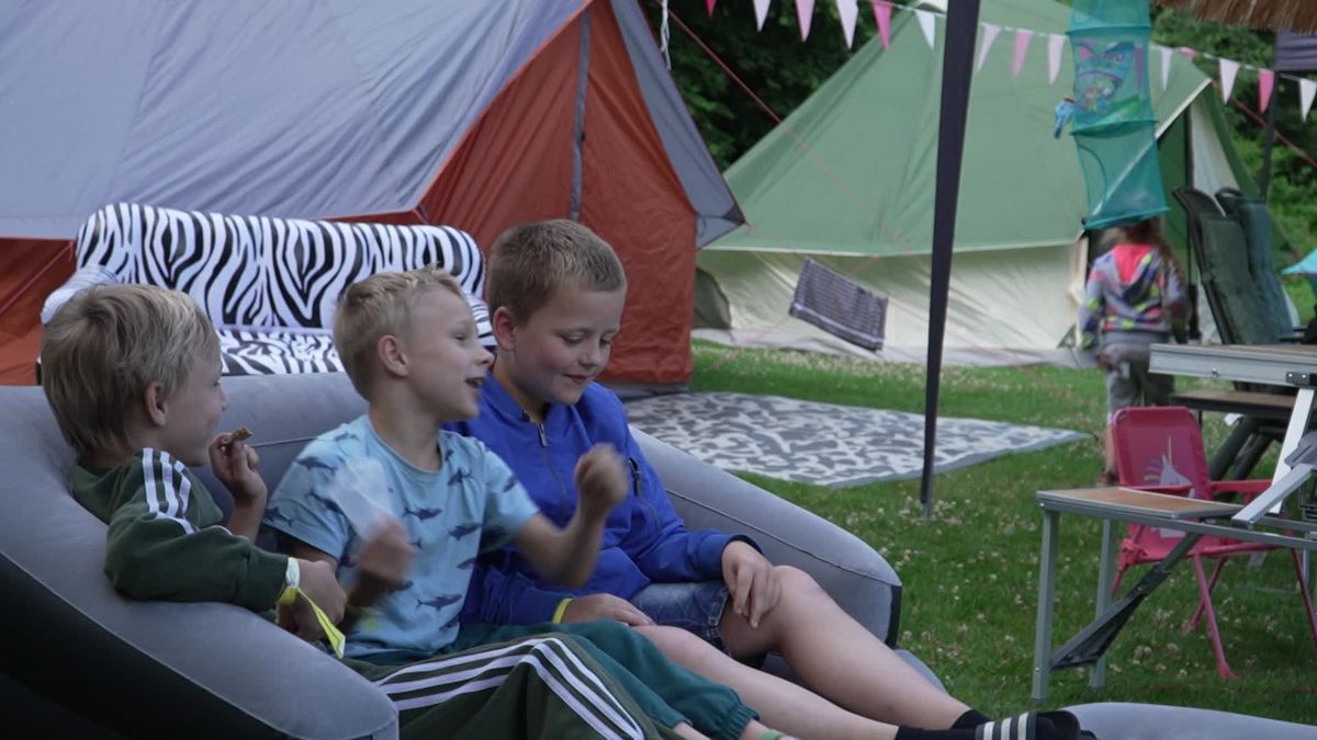 Gezinnen vermaken zich op de buurtcamping in Enschede