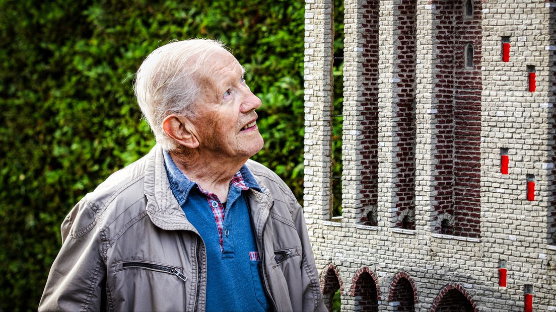 Chris kijkt nog één keer naar zijn eigen Domtoren, nu het nog kan