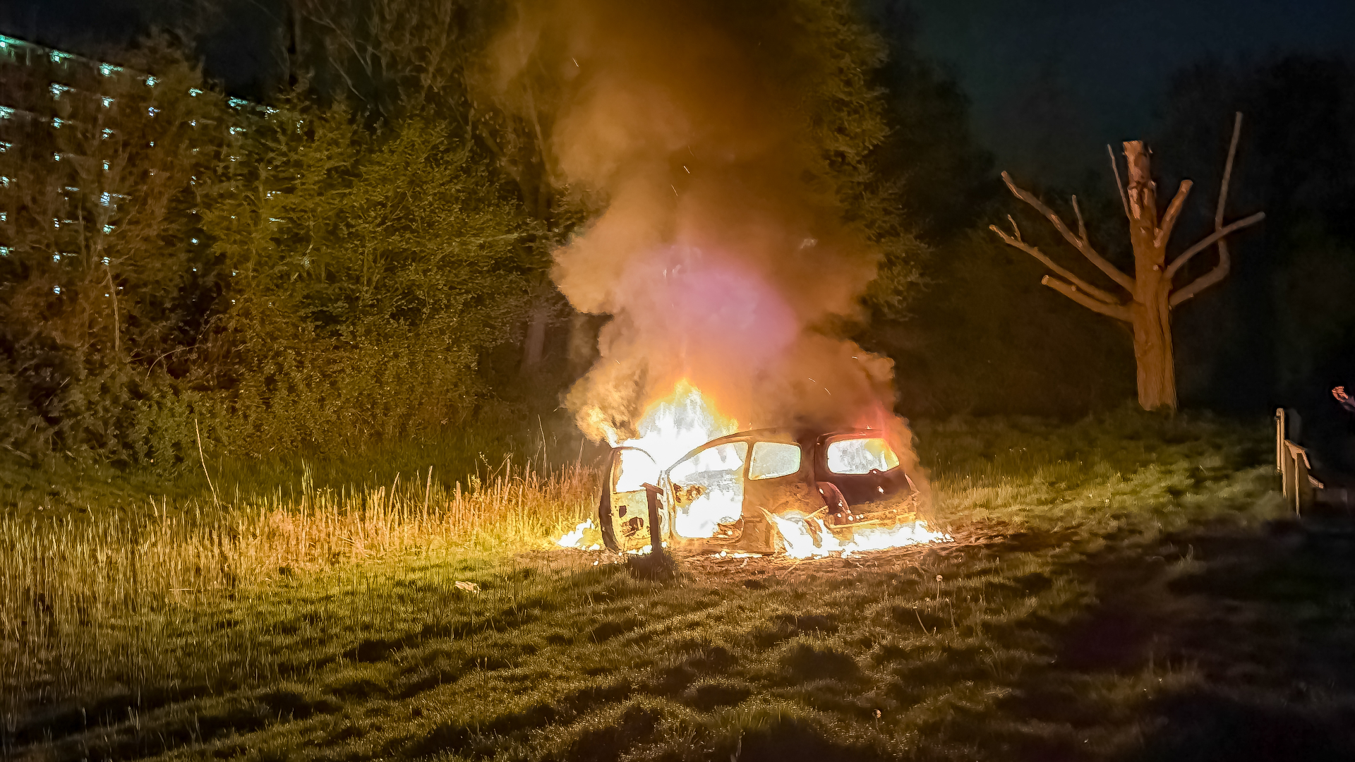 Auto uitgebrand in Amersfoorts waterwingebied