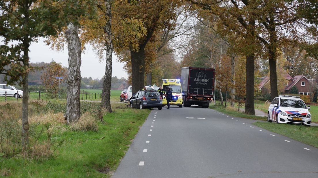 Auto botst tegen boom in Luttenberg