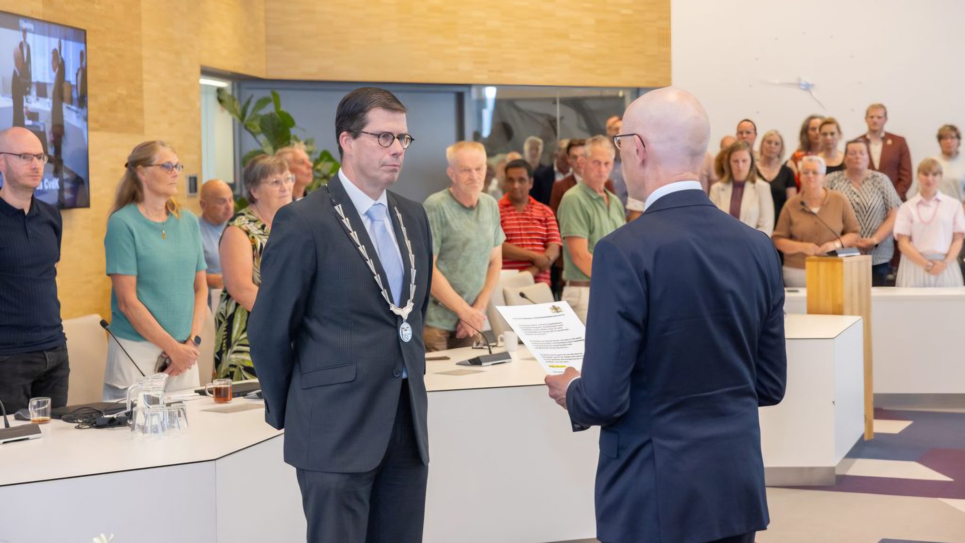 Joost van Oostrum beëdigd voor derde termijn als burgemeester van Berkelland.
