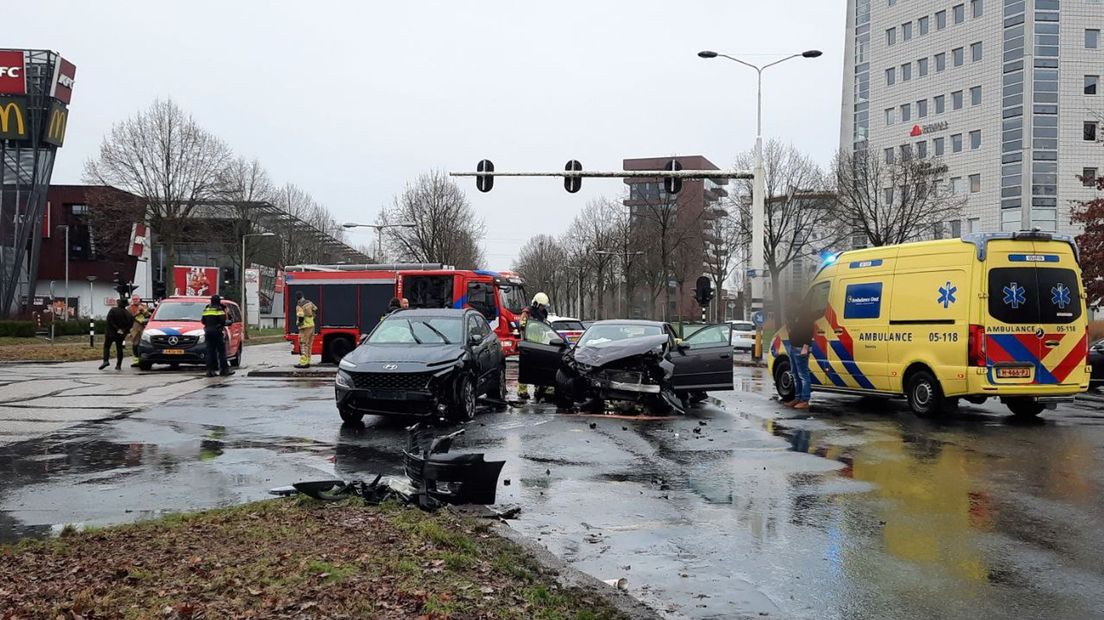 Auto's botsen in Enschede