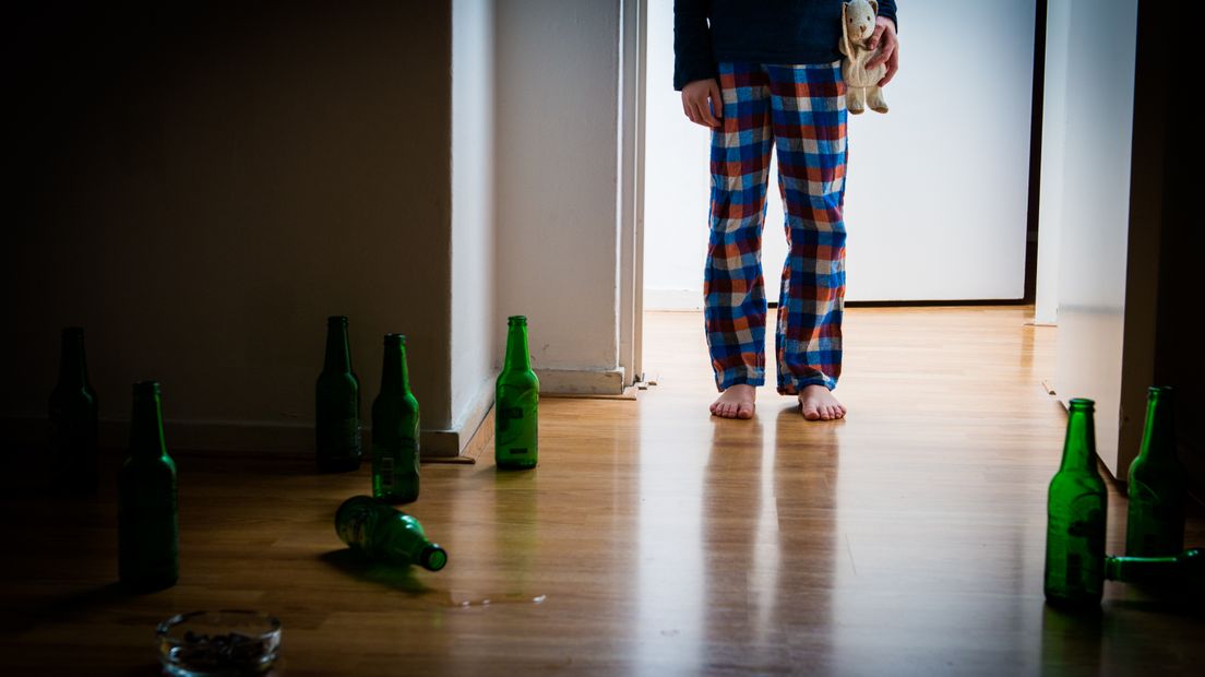 In gezinnen waar veel alcohol genuttigd wordt, kan dat ten koste gaan van een kind