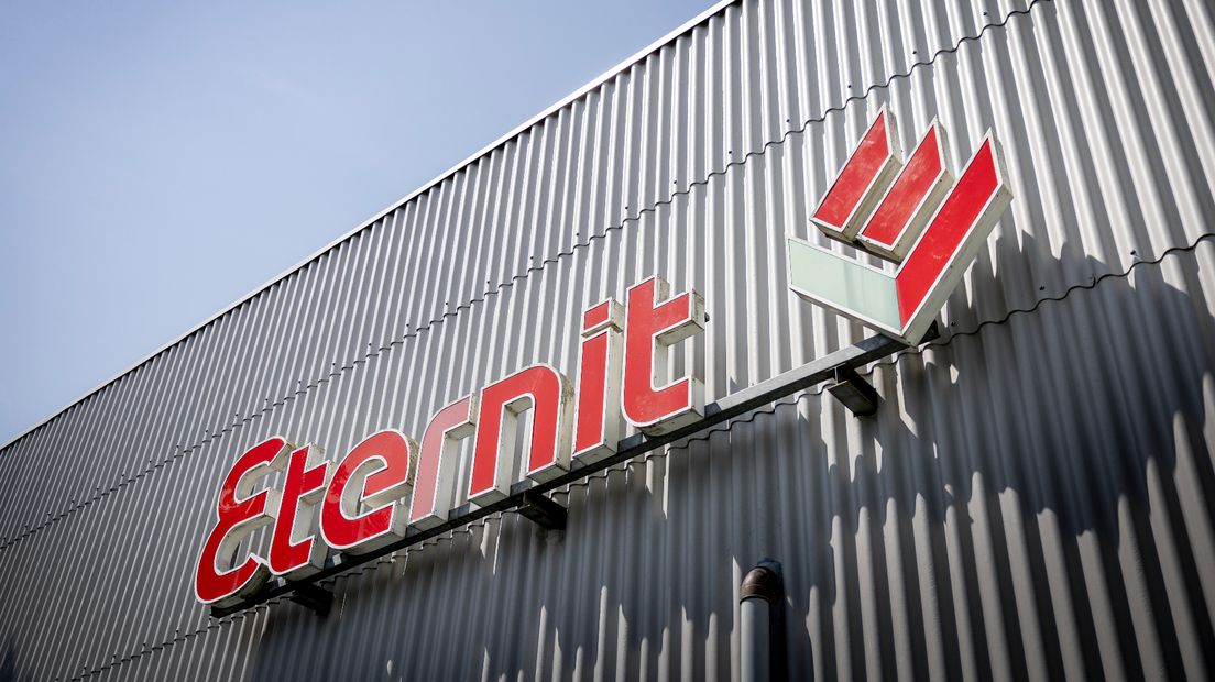 Bouwmaterialenbedrijf Eternit overweegt om te stoppen met de productie van vezelcement golfplaten.