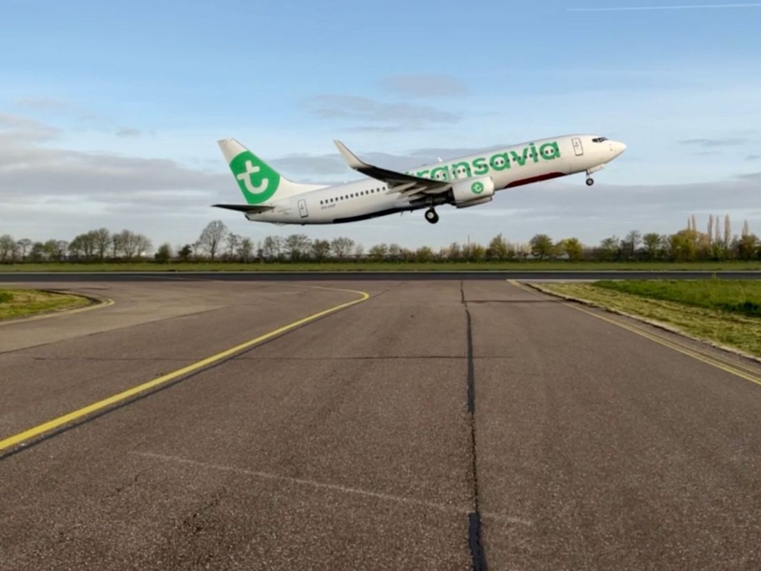 Vliegtuig stijgt op vanaf Rotterdam The Hague Airport