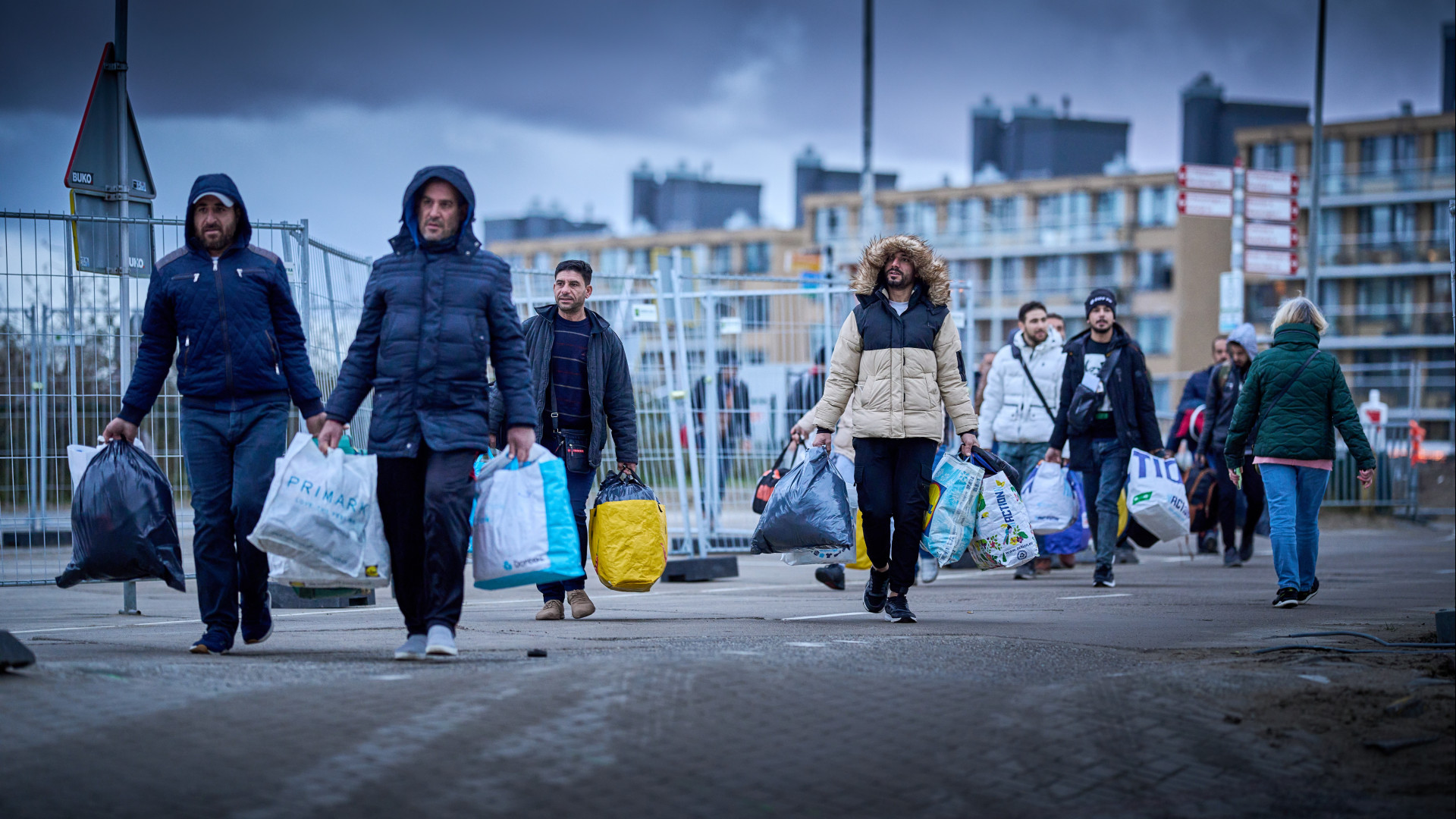 Binnenkijken Bij Asielzoekers Kijkduin: Wij Gingen Undercover In Hotel ...