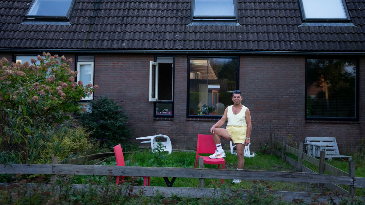 Syrische Yaseer uit Annen wandelt wel vijf uur op een dag, altijd in fluorescerend outfit