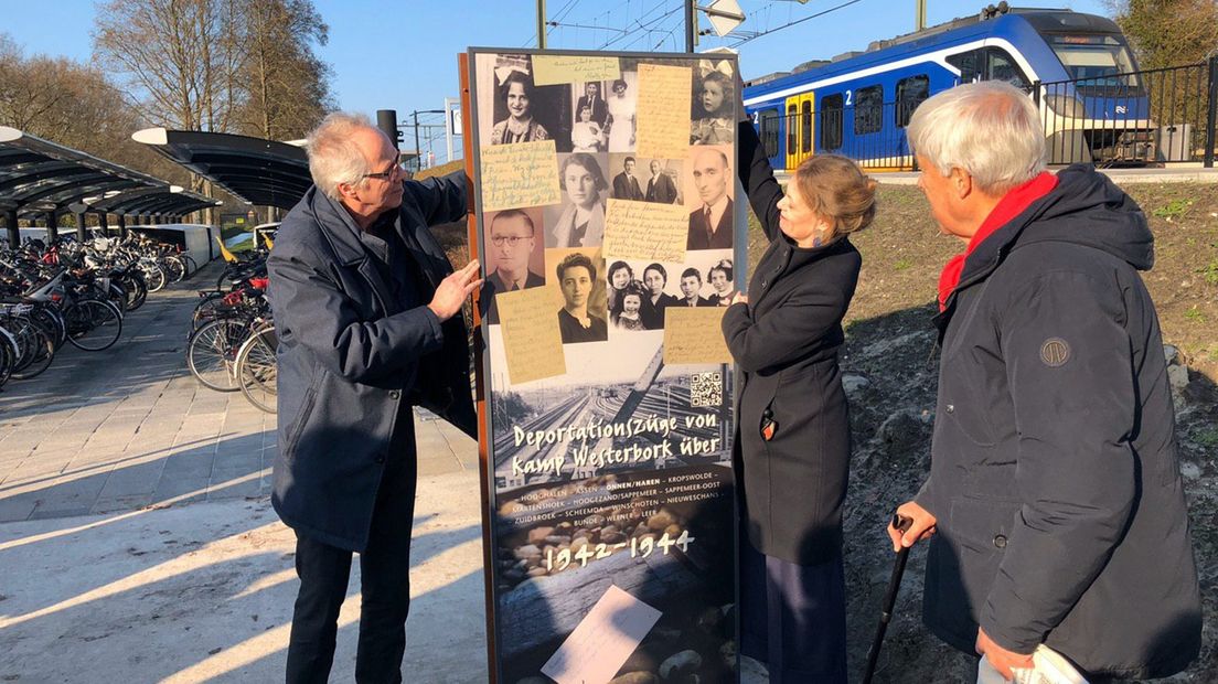 Onthulling van het herinneringsbord bij het station in Haren