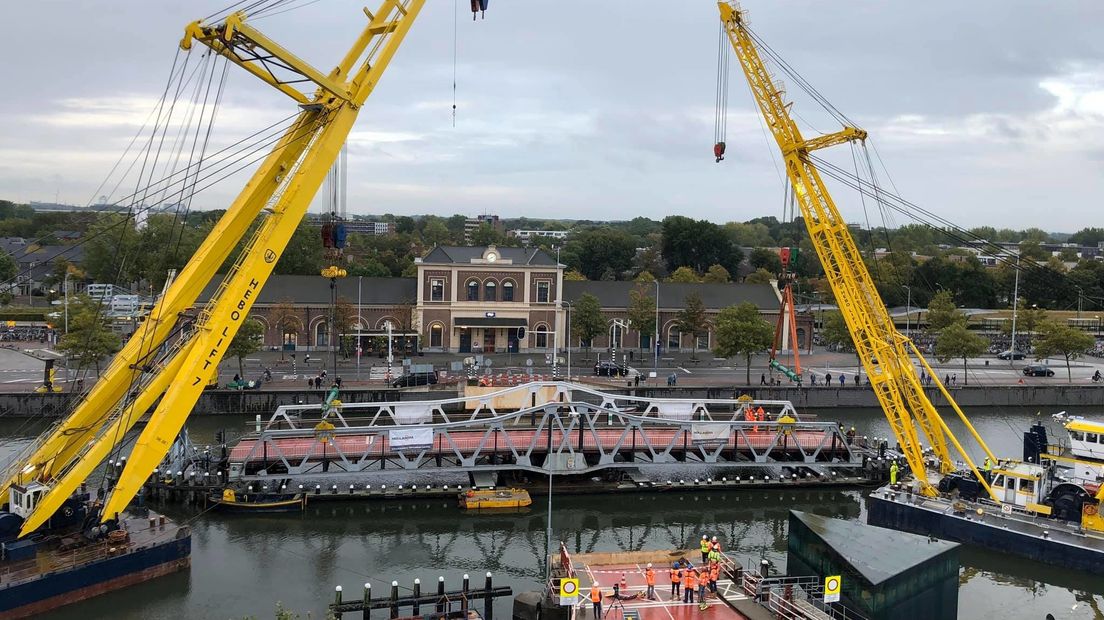 Kranen staan klaar om de brug op te tillen