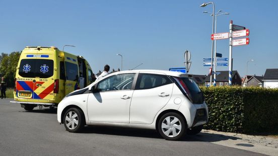 Auto schept fietser • aanrijding met graafmachine. Auto schept fietser • aanrijding met graafmachine.